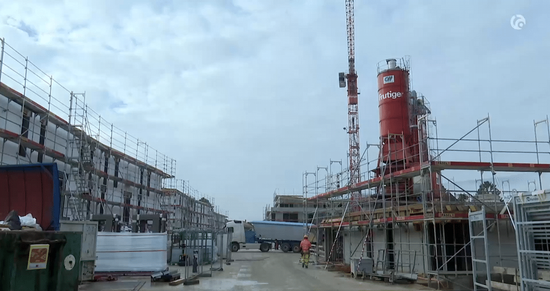 Image 01 - Canal Alpha : Une pause paëlla de Noël au cœur du chantier du Landeron avec les ouvriers